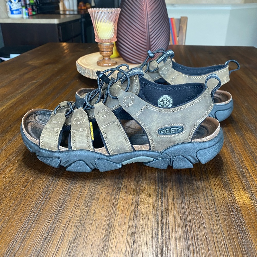 Men's Daytona sandals size 9